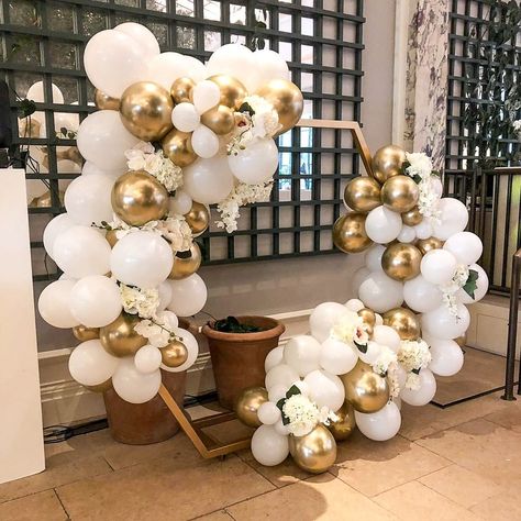 The perfect backdrop for any celebration 💃 Our gorgeously gold hexagon with swooshes of balloons, florals and the option to personalise is… Wedding Ballons, Gold Balloons Decorations, Babyshower Party, Birthday Party Background, Party Girlande, 30th Party, Wedding Balloon Decorations, White Confetti, Garland Arch