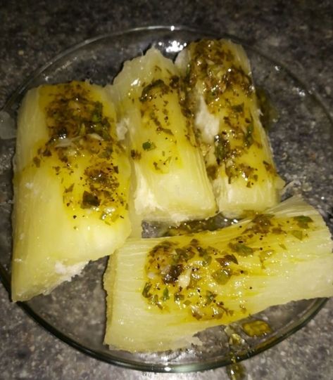 Yuca al mojo panameño | Recetas de Panamá Panamanian Recipes, Yuca Al Mojo, Yuca Recipes, Panamanian Food, Advocare Recipes, Venezuelan Food, Latin Recipes, Island Food, Latin Food