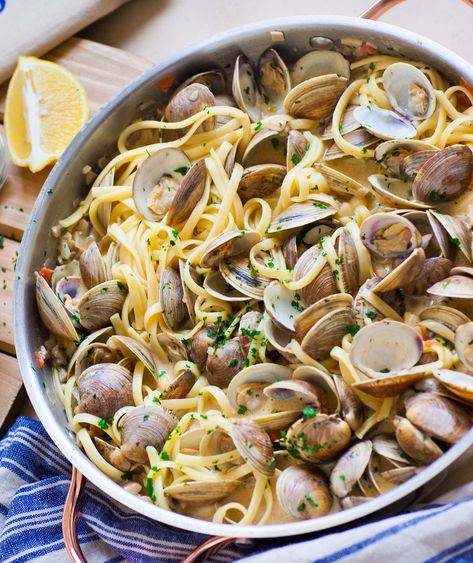 Clams Linguine With White Wine Sauce Clams Linguine, Clam Pasta Recipe, Clam Sauce Recipe, Linguine And Clams, Clam Sauce Linguine, Clam Pasta, Butter Poached Lobster, Crab Pasta, Linguine Recipes