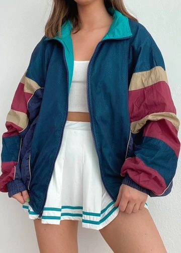 Retro Windbreaker Outfit, Retro Jacket Outfit, 80s Jacket Outfit, Vintage Jacket Outfit 90s, 80’s Aesthetic Outfits, Ropa Retro 80s, 80s Vintage Outfits, 80s Windbreaker Outfit, Retro Outfits 80s 1980s