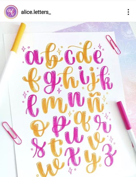 Download fonts Abecedario bonito lettering Creative Lettering Fonts, Abc Lettering, Aesthetic Lettering, Hand Lettering Alphabet Fonts, Handwriting Practice Paper, Font Brush, Alfabet Font, Fonts Handwriting Alphabet, Lettering Guide