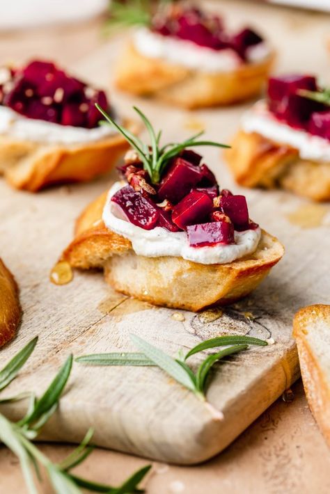 Pickled Beet Appetizer, Beet Appetizer Recipes, Beet Crostini, Beet Appetizer, Bruchetta Appetizers, Goat Cheese Appetizer, Crostini Appetizers, Beet And Goat Cheese, Fruit Appetizers