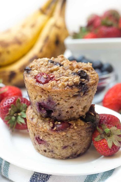 These Mixed Berry Baked Oatmeal Cups are a speedy, healthy make-ahead breakfast that you can eat on-the-go! Simple to whip up and kids love them! Healthy breakfast, healthy snack, naturally sweetened with banana Berry Baked Oatmeal, Delicious Healthy Breakfast, Healthy Make Ahead Breakfast, Berry Oatmeal, Cheesecake Oreo, Banana Oat Muffins, Baked Oatmeal Cups, Easy Gluten Free Desserts, Homemade Snickers