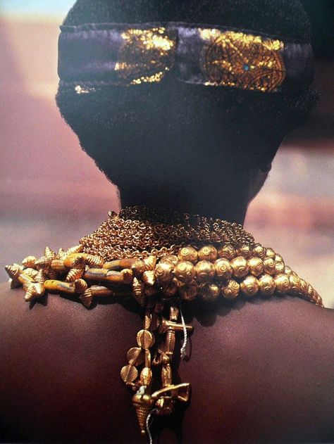 Afro Jewelry, Ashanti People, African Aesthetic, African Royalty, Vintage Black Glamour, Black Photography, Afrocentric Art, African Trade Beads, African People