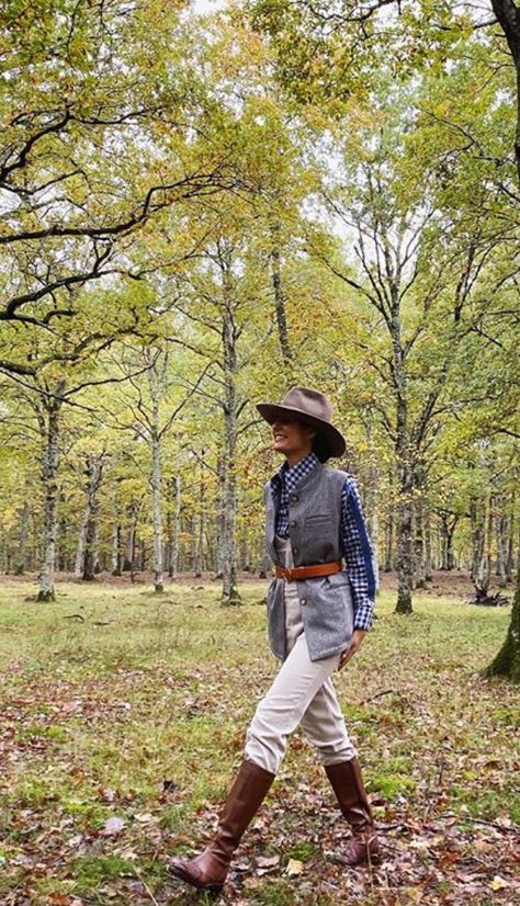 Autumn Picnic Outfit, Countryside Aesthetic Outfit, Outfit Campo, English Countryside Fashion, Quilted Jacket Outfit, Farm Outfit, Countryside Outfit, English Hats, Wander Outfit