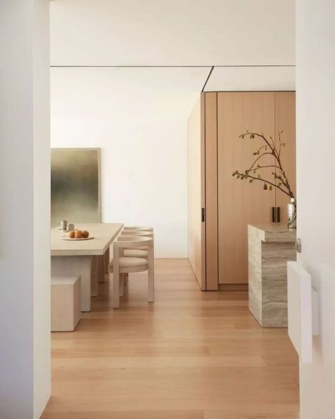 Imagine starting your day in this serene kitchen! The clean lines and warm, natural palette create a timeless elegance that never goes out of style. Photography by @prueruscoe. Architecture, interior design and styling by @lawlessandmeyerson Build by @venariprojects #ModernDesign #KitchenInspiration #TimelessElegance #KitchenGoals #InteriorDesignInspo #DesignTrends #HomeDecorGoals #InteriorStyling #DesignInspiration #ModernLiving #HomeInteriors #InteriorDetails #InteriorDecorating #DesignLo... 90s House, 90s Home, Sophisticated Furniture, Contrast Lighting, Timber Veneer, Neutral Interiors, Low Tables, Timber Flooring, Oak Floors