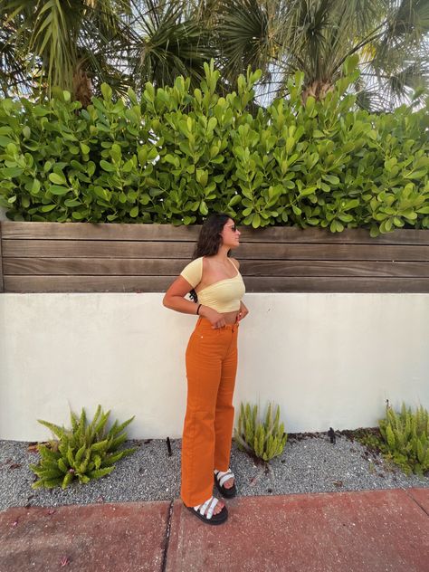 Orange Bottoms Outfit, Orange Flared Pants Outfit, Rusty Orange Pants Outfit, Orange Flare Pants Outfit, Orange Jeans Outfit Aesthetic, Flare Jeans Summer Outfit, Orange Outfit Ideas Summer, Outfits With Orange Pants, Orange Jeans Outfit