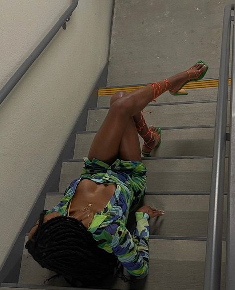 Stairwell Pictures, Female Portrait Poses, Pool Poses, Beautiful Photoshoot Ideas, Summer Picture Poses, Photography Posing Guide, Pic Pose, Model Poses Photography, Best Photo Poses