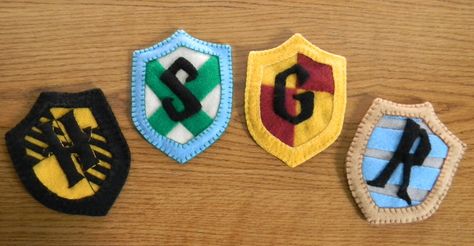 Hp Crafts, Harry Potter Felt, Harry Potter Houses Crests, Harry Potter Christmas Ornaments, Harry Potter Halloween Costumes, Harry Potter Christmas Decorations, Dark Harry, Harry Potter Ornaments, Harry Potter Christmas Tree