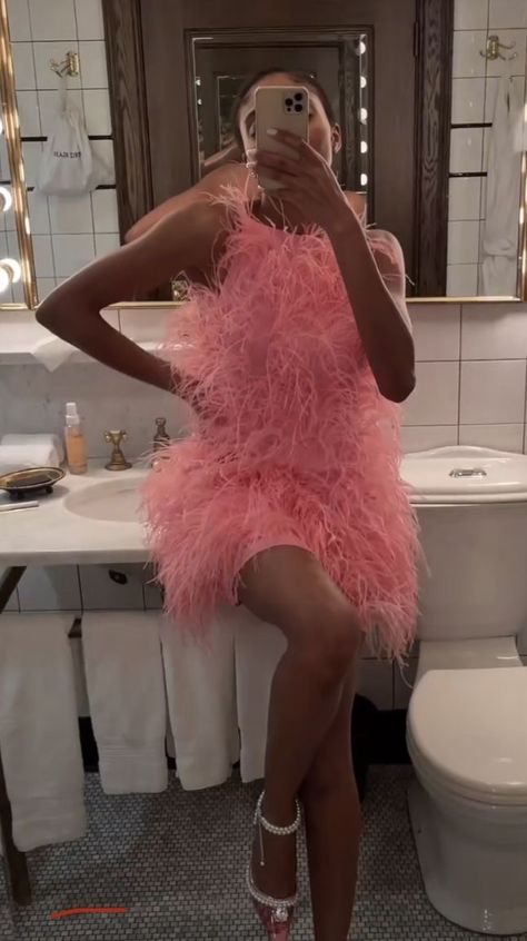 Feather Dress Aesthetic, Feather Dress Outfit, Pink Feather Dress, Ostrich Feather Dress, Feather Outfit, Harry Styles Outfit, Cute Birthday Outfits, Ostrich Feather, Wolfram