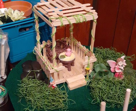 Popsicle Stick Fairy Garden Ideas, Terrarium Furniture, Stick Fairy, Fairy Garden Ideas, Diy Popsicle, Fairy Garden Crafts, Fairy Furniture, Lollipop Sticks, Popsicle Stick