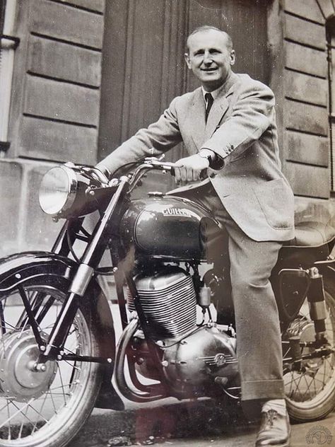 AMC 250 – 1952-56: L’espoir déçu | Le Blog Moto Collection Norton Manx, Moped Motorcycle, Papa John, Papa Johns, Honda Motors, Heathrow Airport, Manx, New Motorcycles, Catherine Deneuve