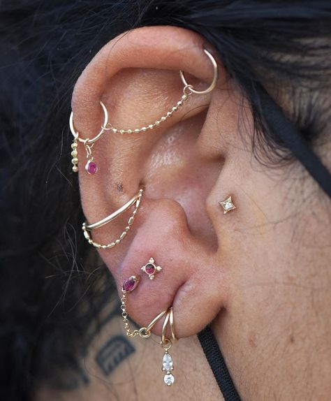 Piercing Inspo, Cool Ear Piercings, Ear Stack, Pierced Jewelry, Fancy Jewellery, Ear Piercing, Jewelry Inspo, Ear Jewelry, Red And Gold