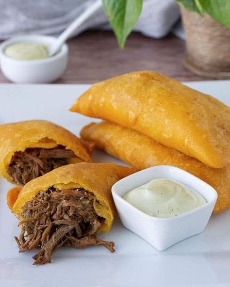 Venezuelan Empanadas, Cheese Empanadas, Food Doctor, Venezuelan Food, Dominican Food, Family Breakfast, International Food, Simply Delicious, Dinner With Friends