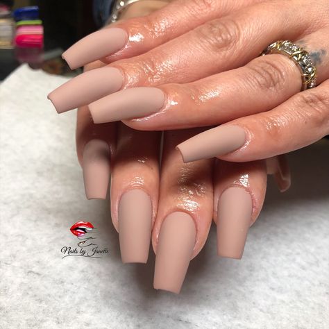 Tan Color Nails Design, Matte Tan Nails With Design, Beige Nails Matte, Matte Cream Nails, Light Brown Matte Nails, Matte Tan Nails, Creme Matte Nails, Nude Matte Nails Design, Matt Nude Nails