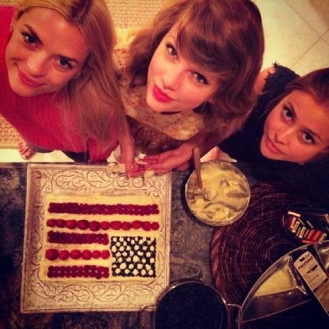 Her Fourth of July bash wasn’t her most epic party. Fourth Of July Taylor Swift, Taylor Swift July 4th, Taylor Swift 4th Of July Party, Taylor Swift Independence Day, Taylor Swift Fourth Of July, Taylor Swift 4th Of July, Taylor Swift Crazier, Taylor Pics, 4th Of July Photos