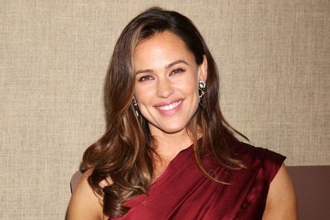 Jennifer Garner Shared Her Minimalist Beauty Advice Jennifer Garner Style, Making Cosmetics, Quick Makeup, Minimalist Beauty, Teenage Daughters, Beauty Advice, Jennifer Garner, Spoiler Alert, Beautiful Long Hair