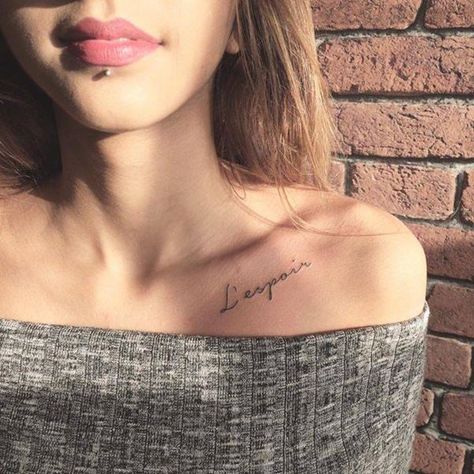 Tatuagens femininas na clavícula Collar Bone Tattoo Quotes, Collar Bone Tattoo For Men, Wörter Tattoos, Super Tattoo, Meaningful Tattoo Quotes, Super Women, Bone Tattoos, Meaningful Tattoo, Women Ideas