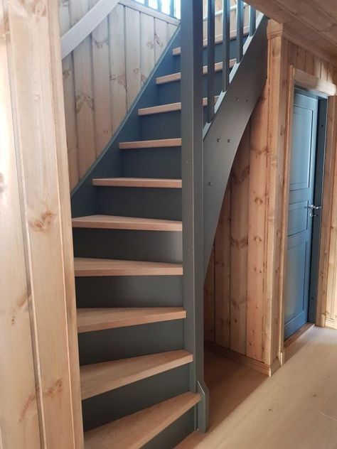 Loft Staircase Design, Narrow Staircase Design, Attic Layout Plans, Attic Staircase Ideas, House Staircase Design, Tiny House Staircase, Cottage Staircase, Design Staircase, Attic Staircase