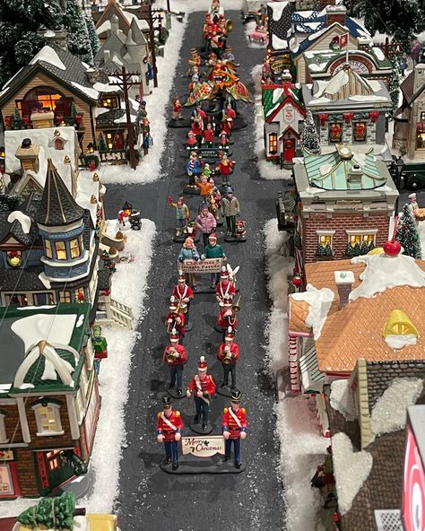 Lemax Christmas Village Display, Crochet Home Decor Ideas, Christmas Tree Village Display, Diy Christmas Village Displays, Department 56 Christmas Village, Christmas Village Lights, Foam Factory, Christmas Village Collections, Christmas Tree Village