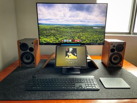 iPad Pro Hub Desk Setup - with Anker 551 8-in-1 USB C Hub, with Apple track pad, and Logitech Craft keyboard. Office And Entertainment Room, Ipad Desk Setup, Ipad Pro Setup, Art Setup, Ipad Desk, Setup Ideas, Computer Setup, Pc Setup, Home Office Setup