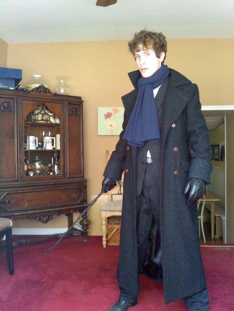 Cumberbatch’s Sherlock. | 31 Splendidly British Ideas For Halloween Costumes - WUTWUTWUT Sherlock Holmes Cosplay, Sherlock Outfit, Sherlock Cosplay, Ideas For Halloween Costumes, Sherlock Coat, Detective Outfit, Mrs Hudson, Homemade Halloween Decorations, Clever Halloween Costumes