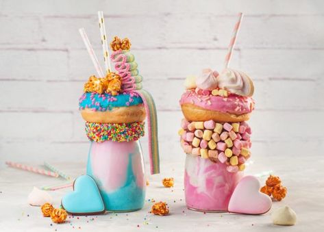 Freakshake ideas donuts cookies meringue popcorn marshmallows Milkshake Recipe Without Ice Cream, Healthy Milkshake Recipes, Vanilla Milkshake Recipe, Freakshakes Recipe, Milkshake Recipe Strawberry, Yummy Milkshake Recipes, Fruit Milkshake, Crazy Shakes, Milkshake Recipe Easy