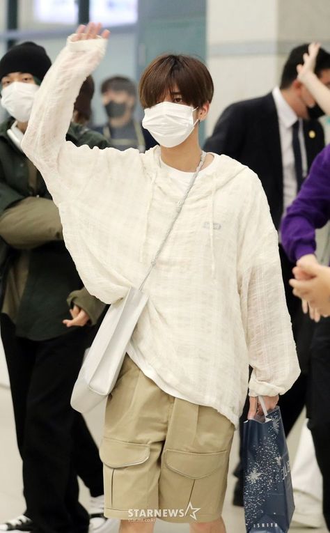 TXT - Incheon Airport Arrival: Taehyun. Posted on (txt-sarangdan2) Twitter. Sept. 16, 2022 Taehyun Airport, Sassy Cat, Airport Look, Korean K Pop, Incheon Airport, Airport Fashion, Light Summer, Incheon, Airport Style