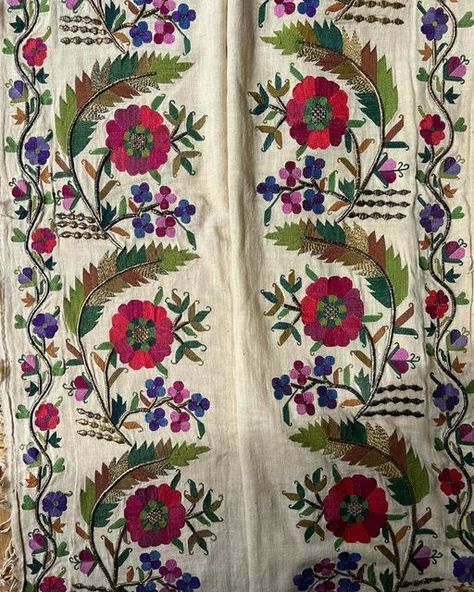 Starched & Crumpled on Instagram: "SOLD🔴 Very beautiful 19th century Ottoman large hand embroidered hammam towel in excellent, unused condition. Bold floral motifs at both ends. Looped cotton and fine hand loomed cotton. Silk and gold metallic hand embroidery. It measures 95cms x 150cms. Swipe for more photos. £425. Comment sold to buy. #antiquetextiles #ottomanembroidery #ottomantextiles #embroideredtowel #decorativeantiquetextiles" Ottoman Large, Hammam Towels, Embroidered Towels, Antique Textiles, Hand Loom, Floral Motifs, Color Combo, Cotton Silk, Floral Motif