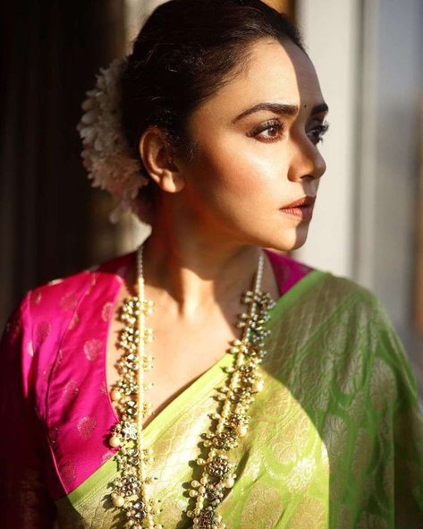 Banarasi Saree Look For Engagement, Green Silk Saree Look, Green Benaras Saree, Saree Blouse Color Combinations, Amruta Khanvilkar Saree, Green Saree Look, Silk Saree Bollywood, Parrot Green Saree, Amruta Khanvilkar