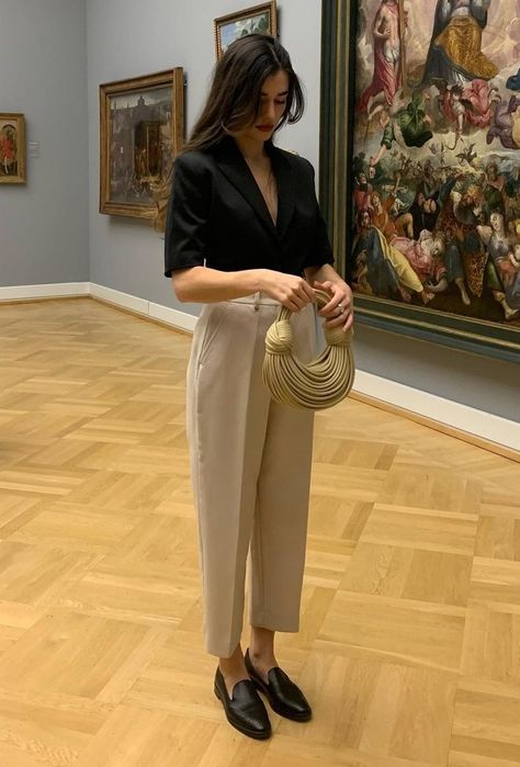 Museum Date Outfit, How To Wear Loafers, Museum Outfit, Ballet Flats Outfit, Museum Date, Loafers Outfit, Date Outfit, Flats Outfit, Layering Outfits