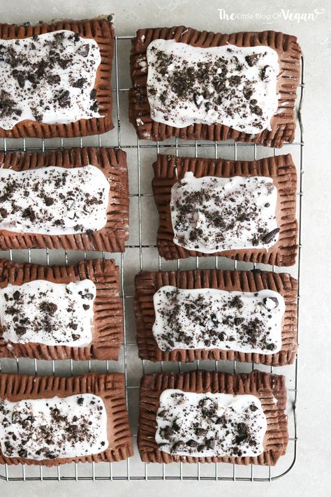 Cookies & cream poptarts recipe Pop Tarts Homemade Cookies And Cream, Cookies And Cream Pop Tarts, Raw Vegan Poptarts, Oreo Pop Tarts, Oreo Deserts, Vegan Poptarts, Chocolate Pop Tarts, Poptart Recipe, Pop Tart