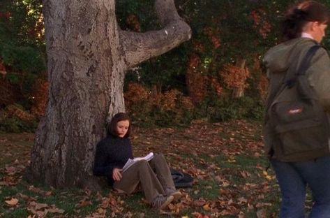 When Rory couldn't find anywhere on Yale's campus to study except for under a tree. 31 Things That Happened In "Gilmore Girls" That Make No Sense Now That I'm Older Rory Gilmore, On The Ground, Gilmore Girls, Warner Bros, A Book, A Woman