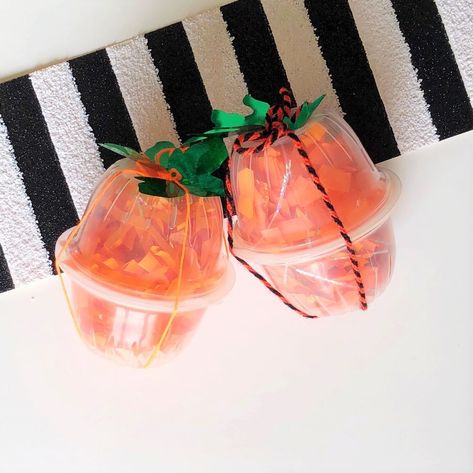 Diy Party Cups, Plastic Pumpkins Bucket, Pumpkin Bowls, Diy Confetti, Dollar Store Halloween, Plastic Pumpkins, Fruit Cups, Pumpkin Party, Pumpkin Halloween Decorations