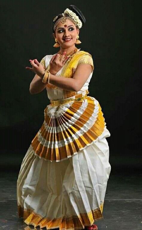 Kerala Dance, Bharatnatyam Dance, Indian Dances, Bharathanatyam Dance, Culture Of India, Bharatanatyam Dancer, Indian Classical Dancer, Bharatanatyam Poses, Dance Of India