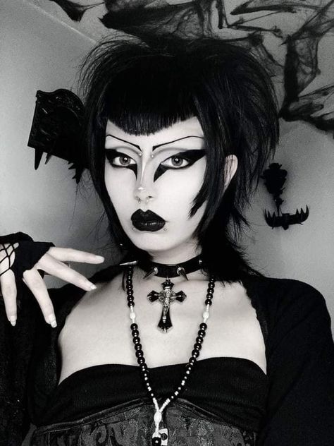 Makeup Ideas Drawing, Goth Makeup Ideas, Trad Goth Makeup, Gothic Music, Scene Style, Trad Goth, Gothic Makeup, Goth Makeup, Punk Outfits