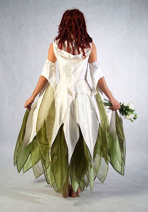 back side of wedding dress Elf Kostüm, Green Wedding Dresses, Fest Outfits, Fairy Dresses, Fairy Clothes, Idee Cosplay, Fairy Wedding, Kleidung Diy, Fantasy Costumes