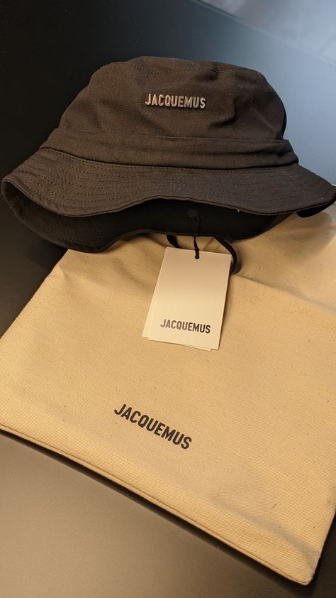 Jacquemus Hat Outfit, Jacquemus Bucket Hat, Jacquemus Hat, Bump Fashion, Bucket Hat Summer, Street Wear Outfits, Luxury Hats, Branded Caps, Bump Style