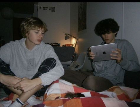 Mlm Blonde And Brunette, Two Boy Best Friends Aesthetic, Two Boys Aesthetic Friends, Male Friends Aesthetic, Brunette Boys Aesthetic, Brown Hair Boy, Gay Best Friend, Ipad Kid, Blonde Hair Boy