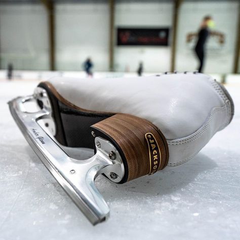 Skates so 🔥 we put em’ on ice! Elite Supreme Boots x Matrix Elite A #PerfectMatch setup for Amber Glenn 🇺🇸 // #JacksonFamily #JacksonUltima… Jackson Ice Skates, Jackson Figure Skates, Amber Glenn, Figure Skates, Jackson Family, Ice Skates, Yuri On Ice, Sports Photography, Ice Skating