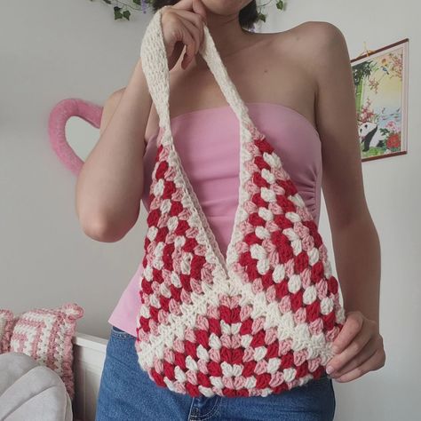 ❤️🩷🤍 Granny square bag ❤️🩷🤍 . . . I'm so happy with this bag (I think you can tell....) The colors, the shape, and the overall look is amazing!!! Looks even better on my bf 😵‍💫🥰 . . . Patern: these are just 3 regular granny squares that are bent in half and sew together with an invisible stitch . . . . . #crochet #corchetbag #handmadebag #crannysquares #grannysquarebag #homemade #crochetaddict #crochetforfun #crochetinspiration #crochetinspo #easycrochetprojects #bags #aestheticideas #iminlov... Crochet Granny Stitch, Invisible Stitch, Granny Square Bag, Easy Crochet Projects, My Bf, Stitch Crochet, Granny Squares, Crochet Granny, Square Bag