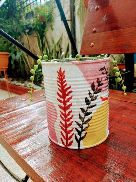 Tin Can Painting Ideas, Painted Cans, Painted Tin Cans, Diy Recycled Projects, Aluminum Can Crafts, Flower Pot Art, Flower Pot Design, Painted Pots Diy, Jar Art