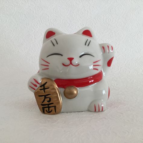 Ichiban lucky cat Lucky Chinese Cat, Ceramic Lucky Cat, Lucky Cat Figurine, Gothic Clay Art, Lucky Cat Logo, Lucky Cat Statue, Tattoo Designs Cute, Chinese Cat, Cute Lucky Cat