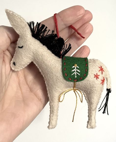 Tiny Felt Animals, Felt Embroidered Christmas Ornaments, Sew Christmas Tree, Christmas Felt Crafts, Felt Donkey, Donkey Christmas, Embroidered Blanket, Wool Felt Projects, Felt Crafts Christmas