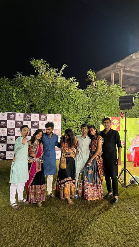 Navratri Group Photo Pose, Navratri Group Photo, Asian Core, Garba Dance Video, Funny Group Photos, College Goals, Garba Outfit, Friends Group Photo, Garba Dance