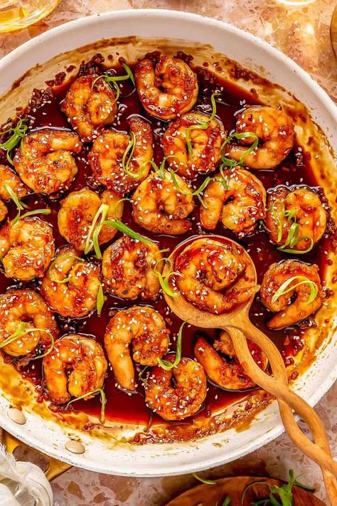 This honey garlic shrimp with a sticky, savory-sweet sauce comes together in less than 20 minutes making it the perfect dinner recipe! Honey Garlic Ginger Shrimp, Honey Soy Shrimp, Shrimp Teriyaki Recipes, Asian Garlic Shrimp, Mongolian Shrimp Recipes, Shrimp Bowl Recipe Asian, Asian Sauce For Shrimp, Shrimp Honey Garlic Soy Sauce, Sweet And Spicy Garlic Shrimp