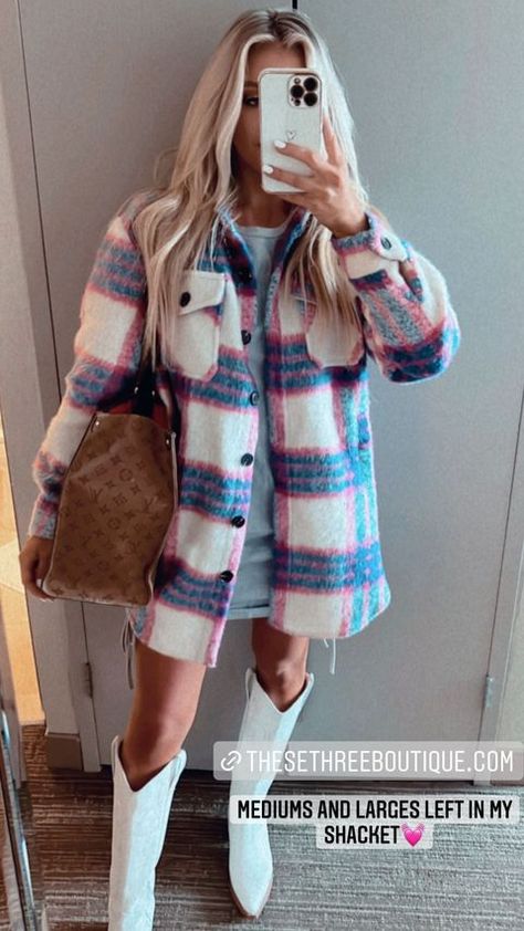 Stories • Instagram Plaid And Cowboy Boots Outfit, White Cowgirl Boots Outfit Winter, White Cowgirl Boots Outfit, Cowboy Boots Outfit Fall, Western Glam Outfit, Cowboy Boots Outfit Winter, Dress And Cowboy Boots Outfit, Outfit Vaquero, Cowboy Boots Outfit