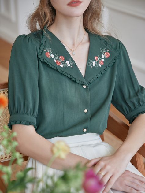 Strawberry Embroidery, Doll Collar, Simple Retro, Embroidered Collars, Simple Blouse, Vintage Mode, Puff Sleeve Blouse, Mode Inspo, Collar Blouse