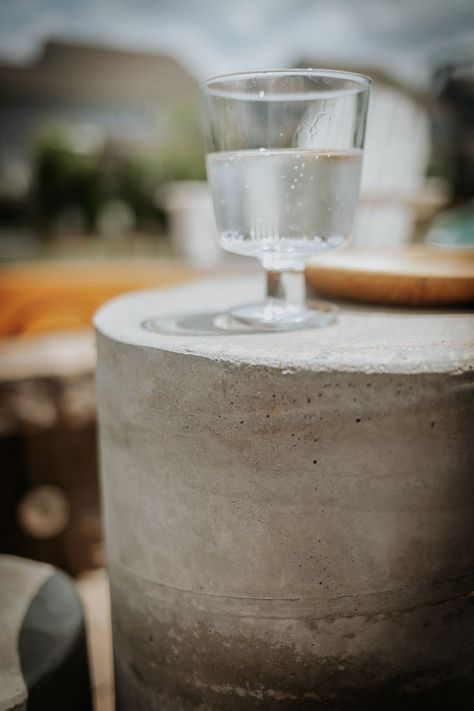 close up view of DIY Concrete Side Table on an outdoor patio Diy Concrete Side Table, Concrete Spray Paint, Spray Paint Table, Concrete Side Table, Cement Table, Cement Siding, Diy Side Table, Mix Concrete, Side Table Decor