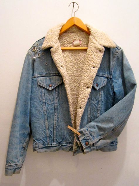 Vancouver Outfits, Denim Jacket Aesthetic, Denim Jacket Sherpa, Fleece Lined Denim Jacket, Levis Sherpa, Tomboy Femme, Fall And Winter Fashion, Lined Denim Jacket, Fresh Outfits